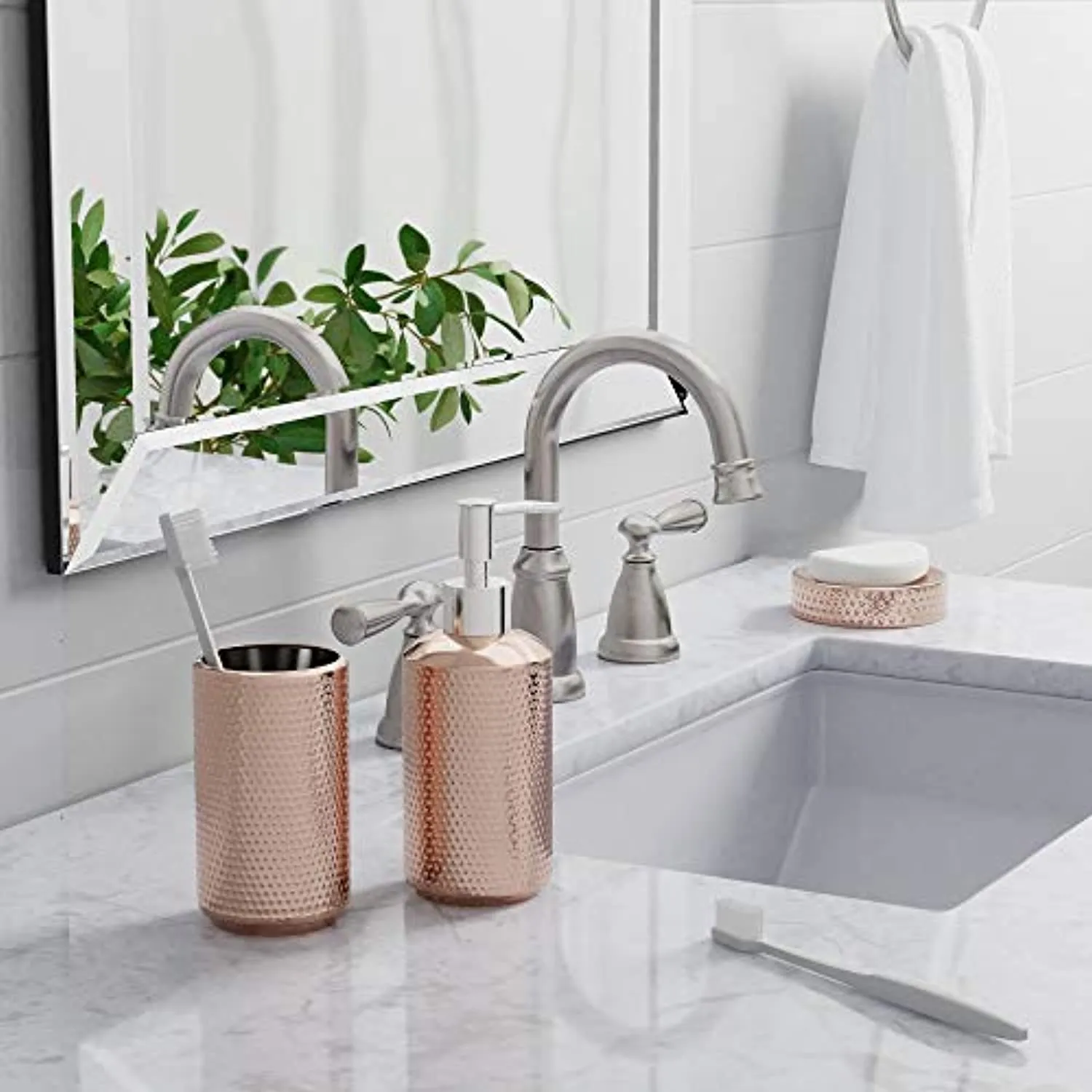 Amazon Basics 3-Piece Ceramic Bathroom Accessories Set, Gold
