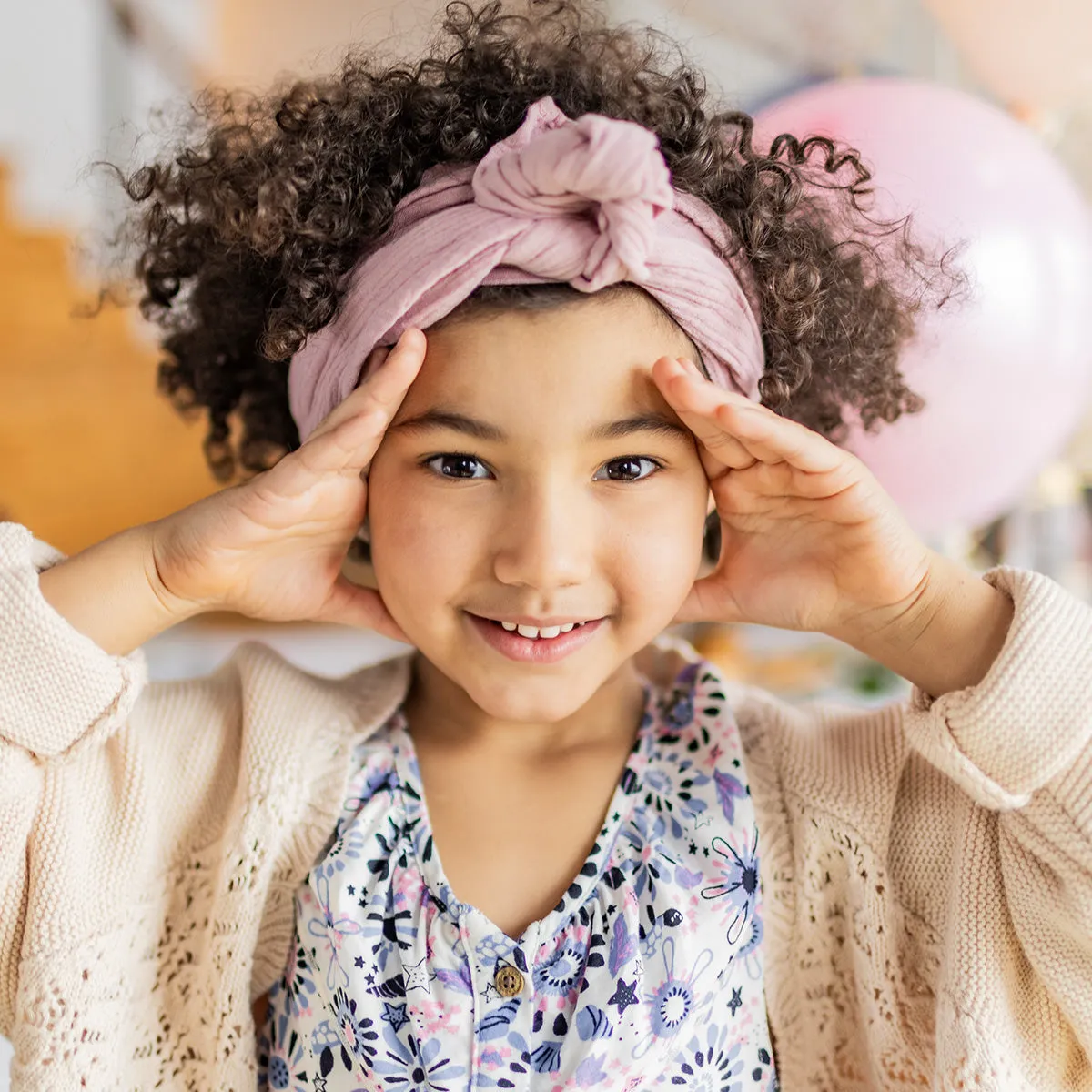 Bandeau rose avec boucle à l’avant, enfant || Pink headband with a loop in front, child
