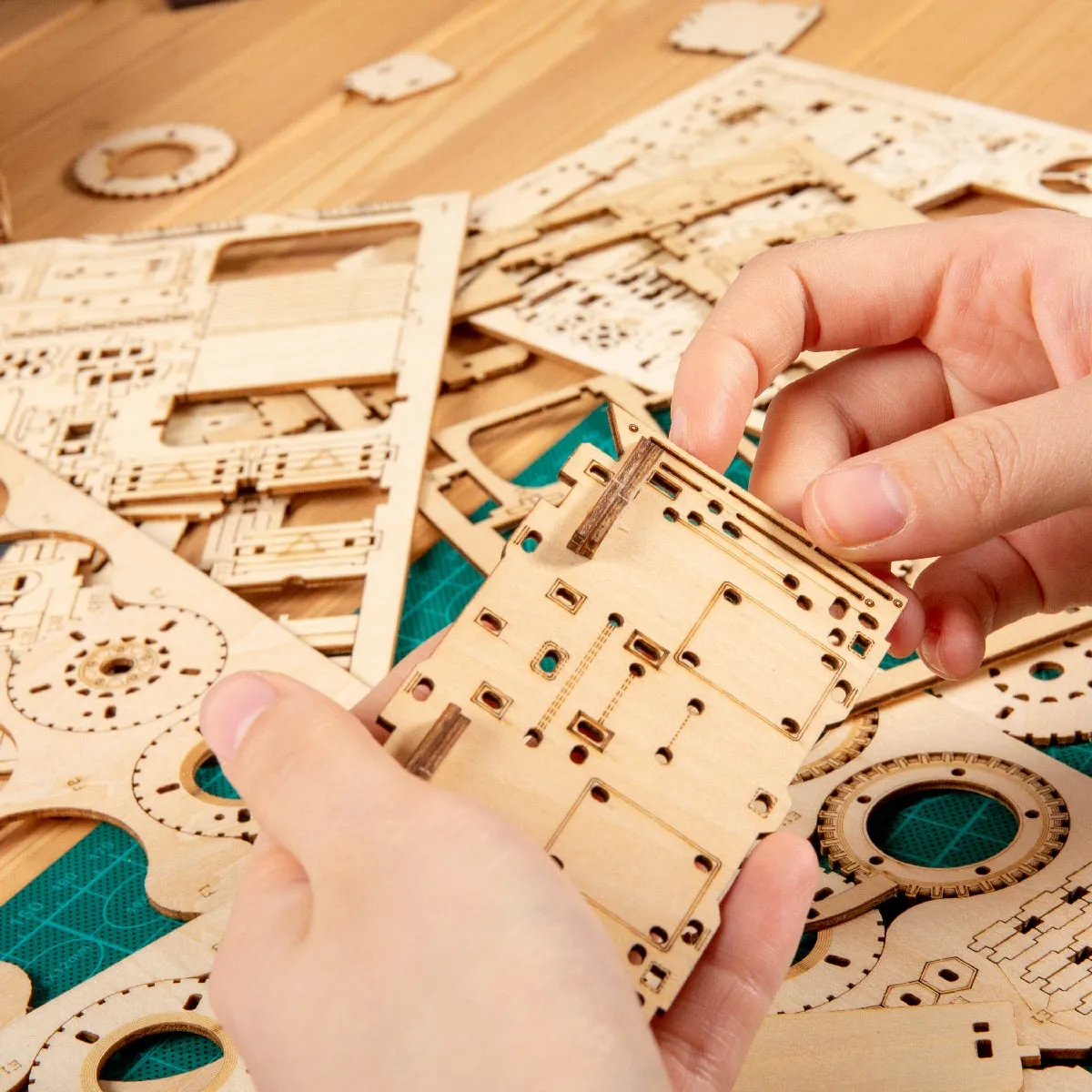 DIY Rotatable 3D Globe Laser Cutting Wooden Puzzle, 147 PCS