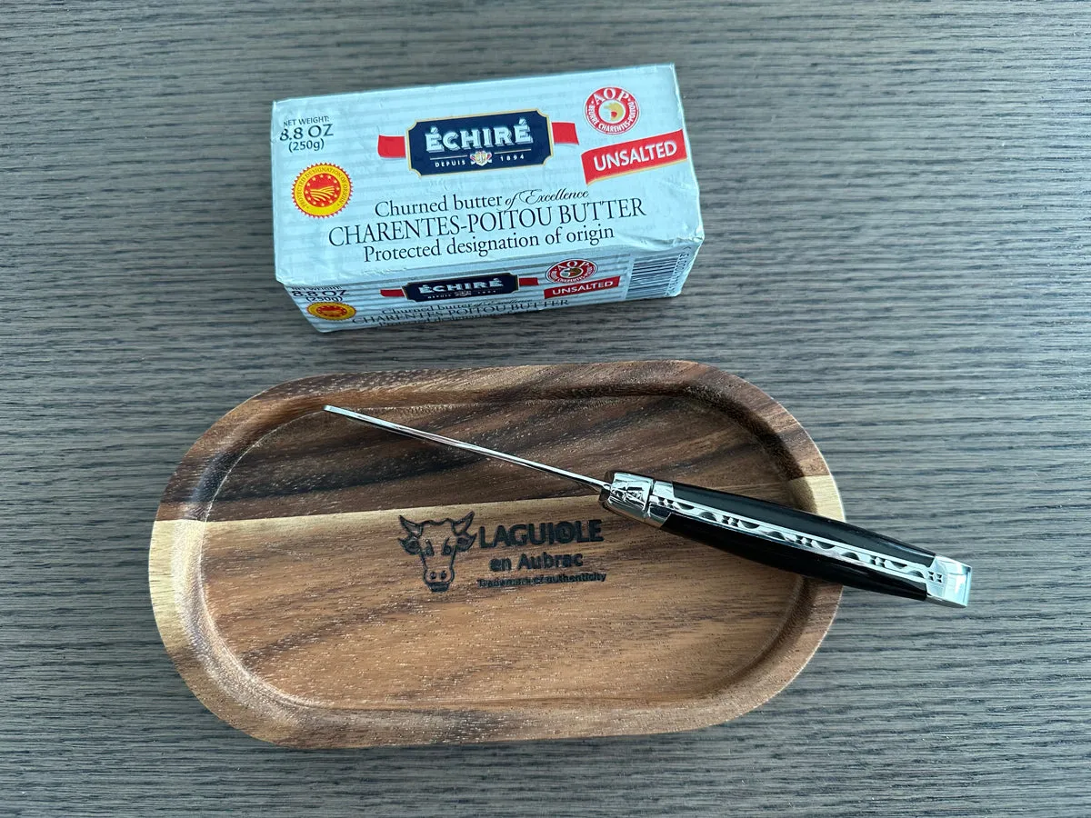 Laguiole en Aubrac Handcrafted Butter & Soft Cheese Knife With Buffalo Horn Handle & Oak Wood Rest Set
