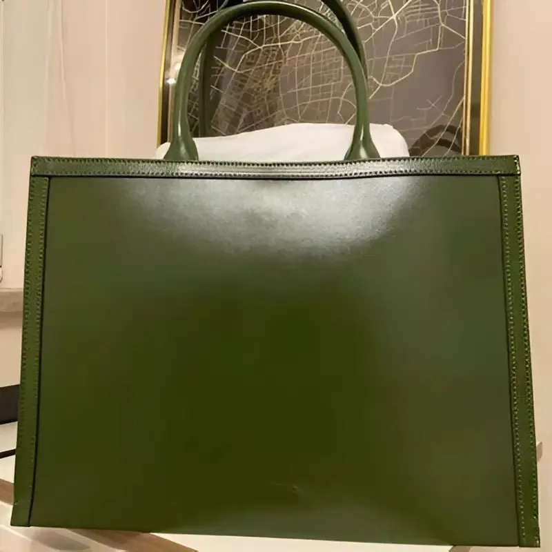 Large Tote Bag Women: Stylish Retro PU Tote with Magnetic Closure & Zippered Pockets - Stay Organized in Fashion