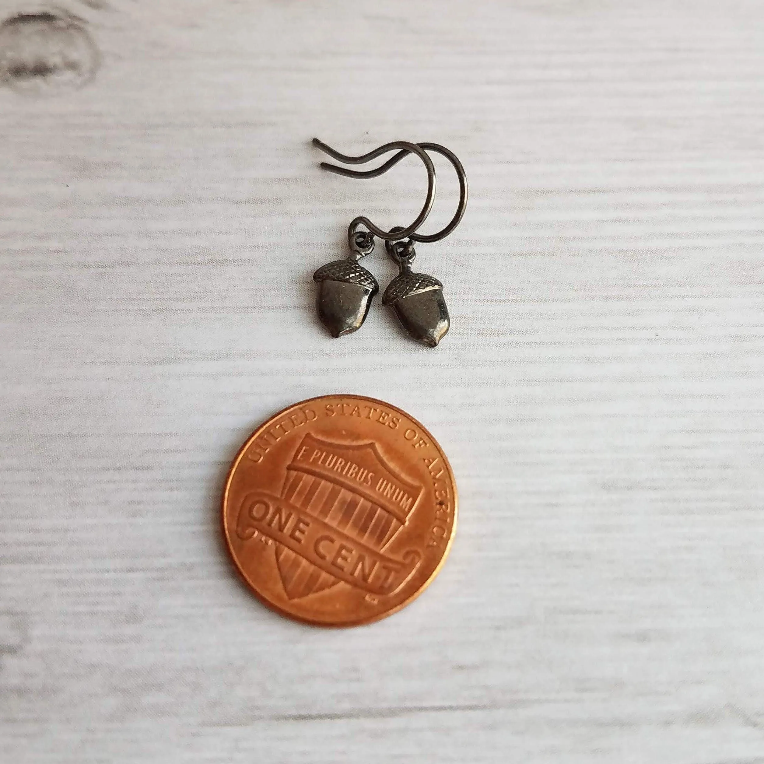 Little Silver Acorn Earrings, small silver acorn earring, antique silver acorn earring, acorn dangle earring, tiny acorn earring autumn fall