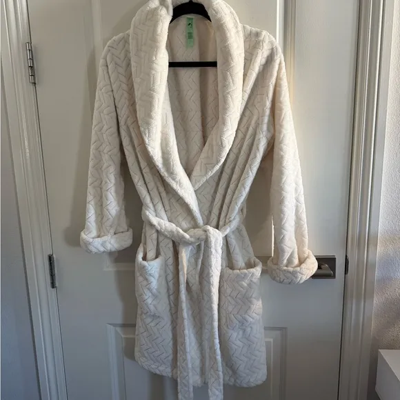 NWOT Honeydew Ivory Soft and Cozy Women’s Robe - Size S/M