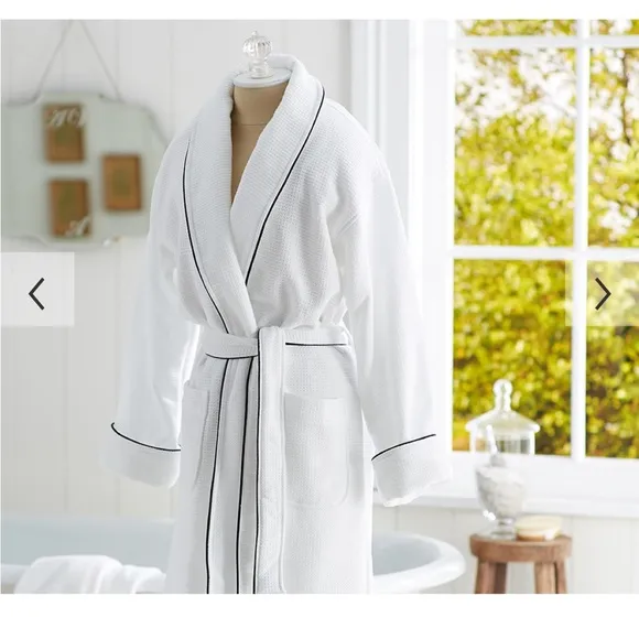 Pottery Barn Hotel Piped Trim Robe excellent condition