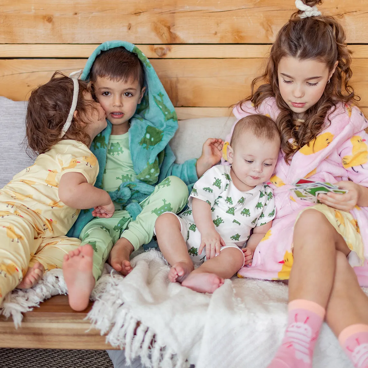 Pyjama deux pièces jaune en jersey extensible à motif de canards, bébé  || Yellow two pieces pyjamas in strech jersey with duck all over print, baby