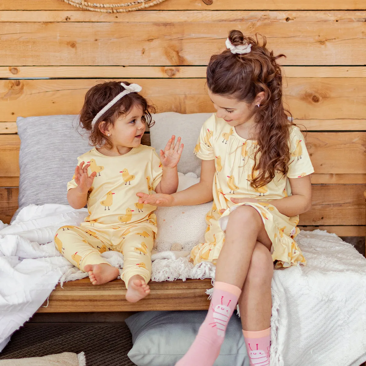 Pyjama deux pièces jaune en jersey extensible à motif de canards, bébé  || Yellow two pieces pyjamas in strech jersey with duck all over print, baby