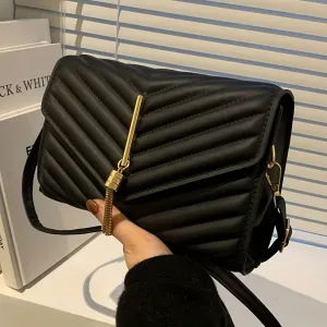 realaiot  Metal Tassel Decor Square Shoulder Bag, Solid Color Quilted Detail Flap Crossbody Purse, Women's Textured Bag
