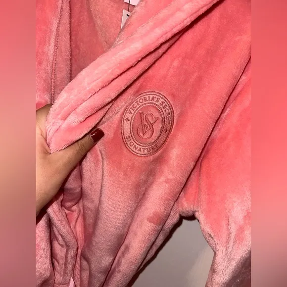 Robe Robe Short cozy soft plush Victoria’s Secret size xs/small sexy 💗✨pink sexy