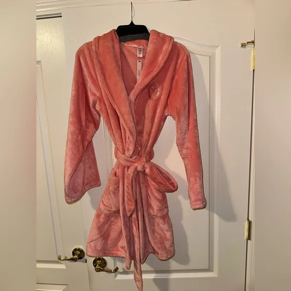 Robe Robe Short cozy soft plush Victoria’s Secret size xs/small sexy 💗✨pink sexy