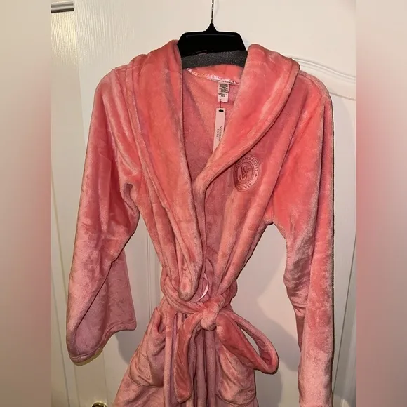 Robe Robe Short cozy soft plush Victoria’s Secret size xs/small sexy 💗✨pink sexy