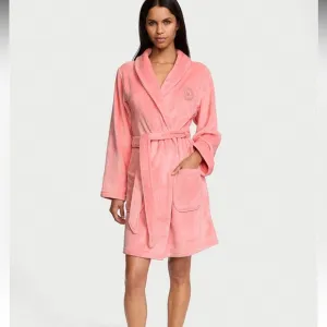 Robe Short cozy soft plush Victoria’s Secret size m/large pink sexy ✨💗