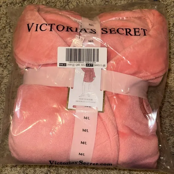 Robe Short cozy soft plush Victoria’s Secret size m/large pink sexy ✨💗