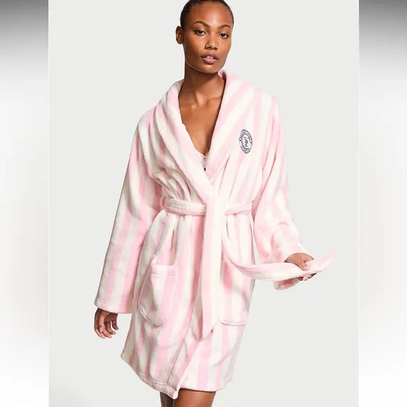 Robe Short cozy soft plush Victoria’s Secret size m/large pink white stripe💕🤍✨