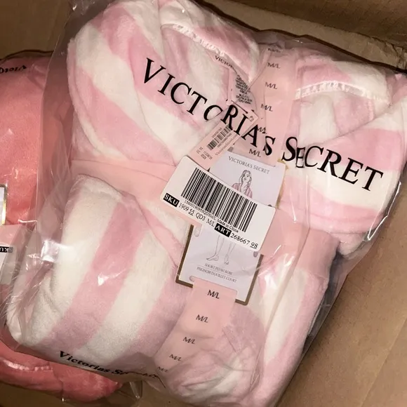 Robe Short cozy soft plush Victoria’s Secret size m/large pink white stripe💕🤍✨