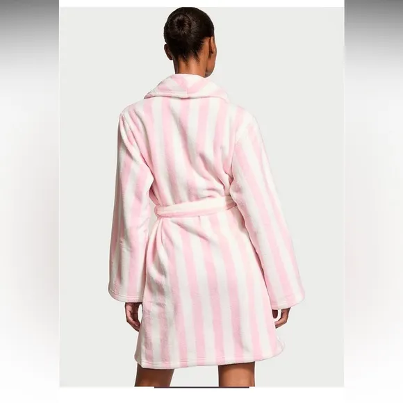 Robe Short cozy soft plush Victoria’s Secret size m/large pink white stripe💕🤍✨