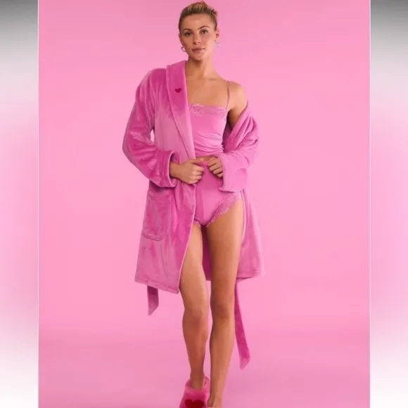 Robe Victoria’s Secret sexy cozy soft short robe size XS/S plush  pink peony✨🩷