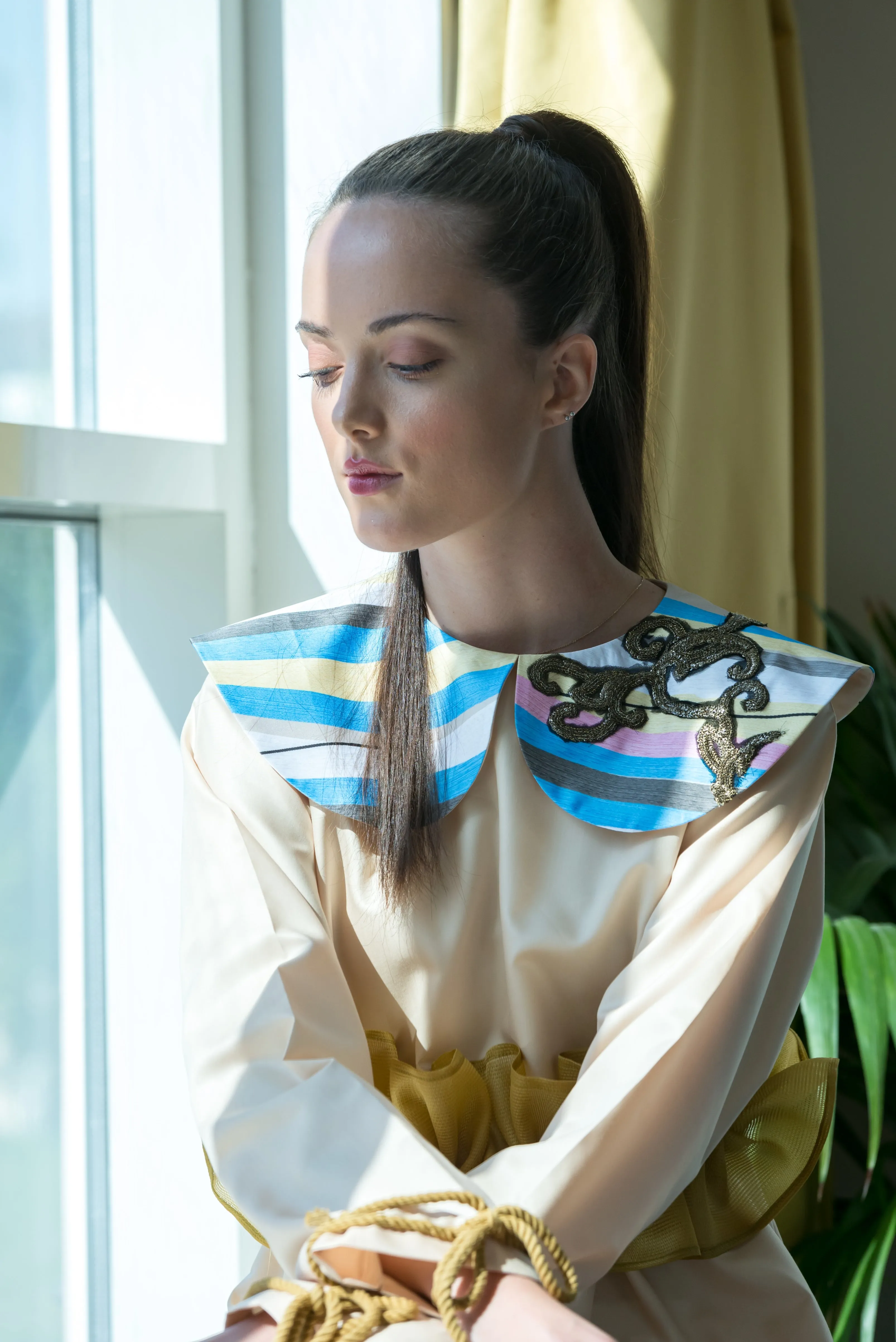 Round collared kaftan with ruffled belt