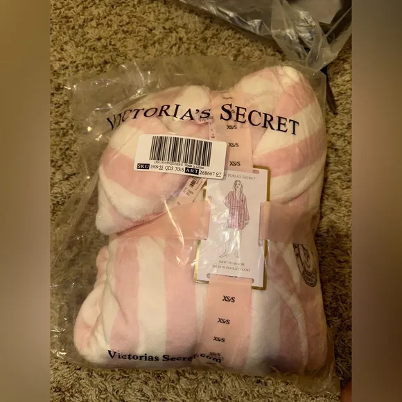Short cozy soft plush Victoria’s Secret robe size XS/small pink and white 🤍✨💕
