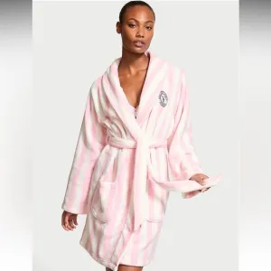 Short cozy soft plush Victoria’s Secret robe size XS/small pink and white 🤍✨💕