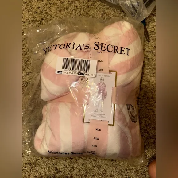 Short cozy soft plush Victoria’s Secret robe size XS/small pink and white 🤍✨💕