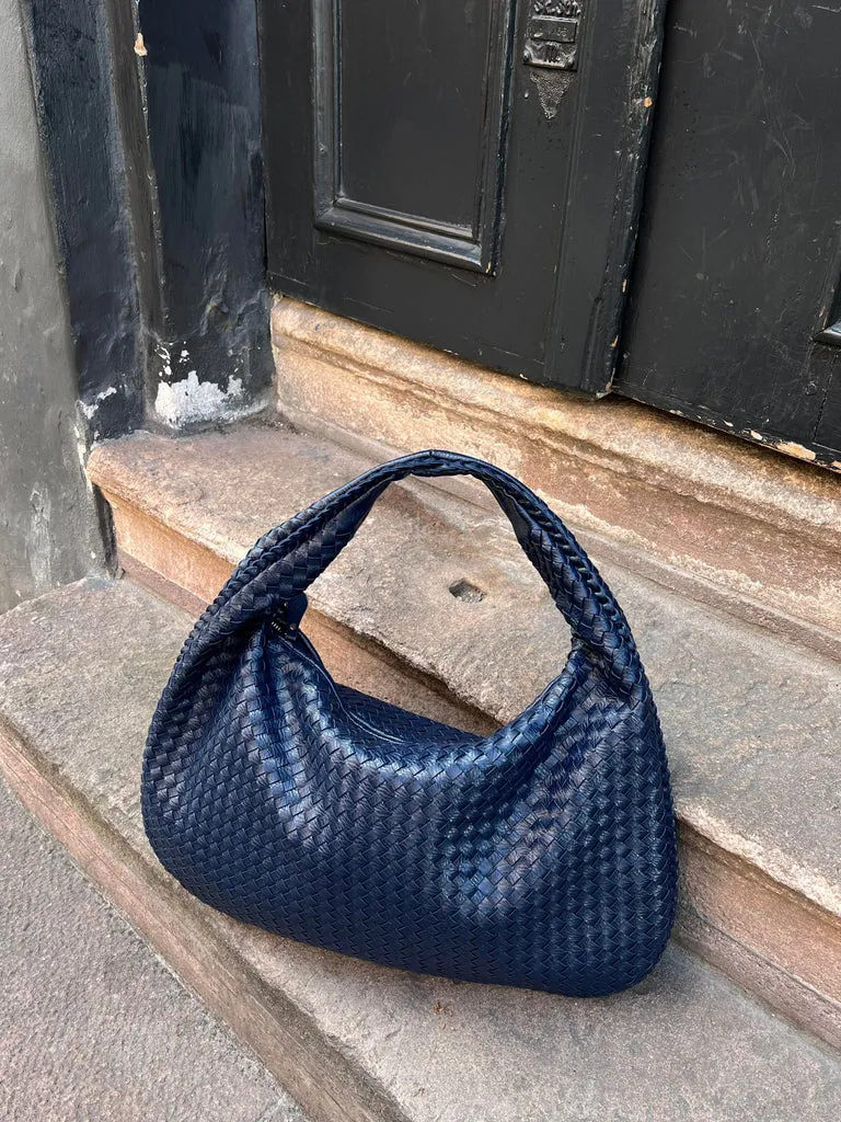 Spacious Tote Bag – Elegant, Practical & Perfect for Everyday Use