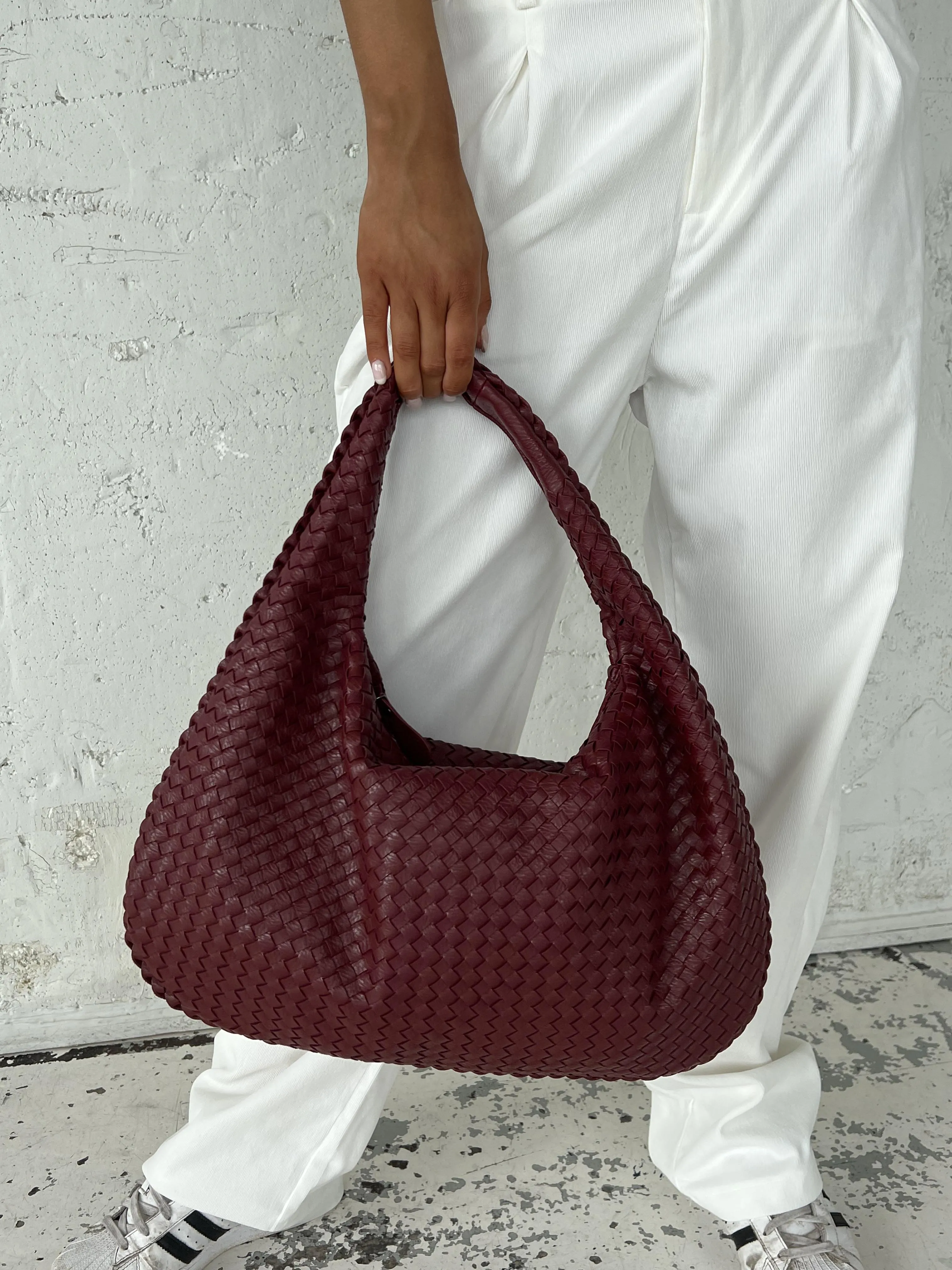 Spacious Tote Bag – Elegant, Practical & Perfect for Everyday Use