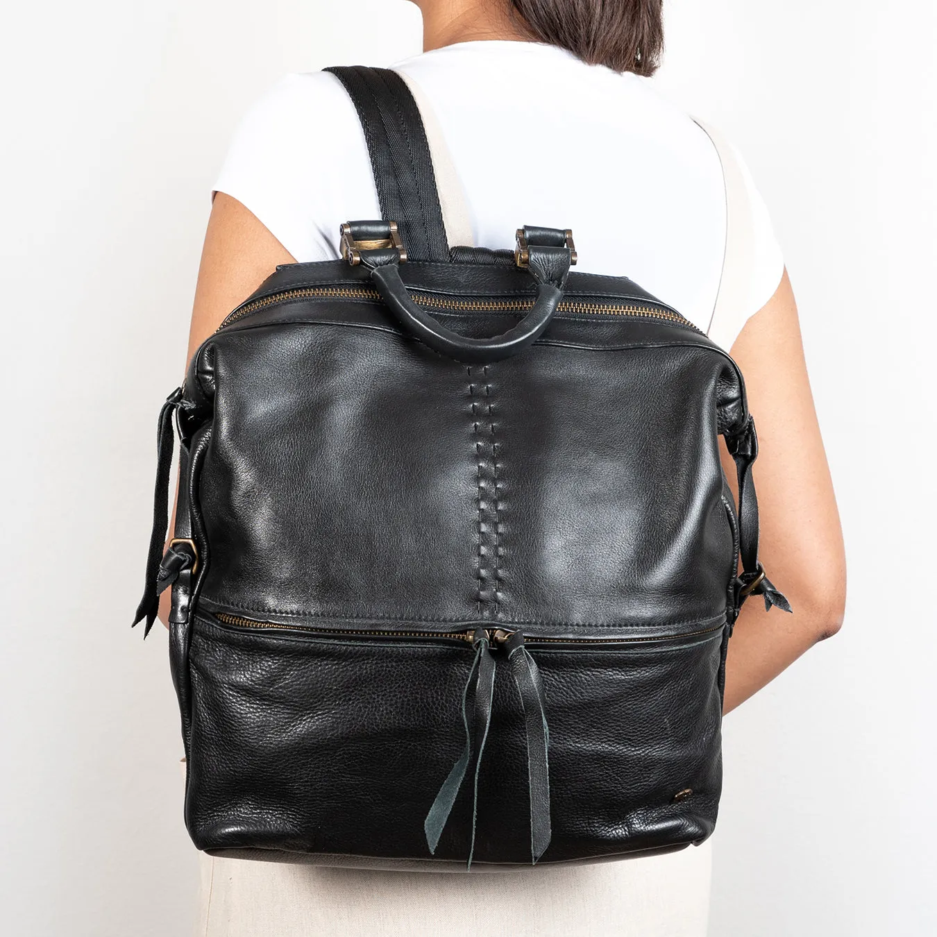 Zinande : Leather Backpack in Black Delta